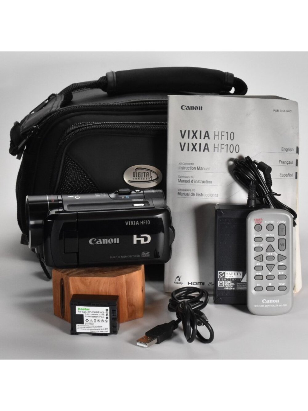 Canon VIXIA HF-10 AVCHD 16GB Dual Flash Memory/SDHC Memory HD Camcorder MINT